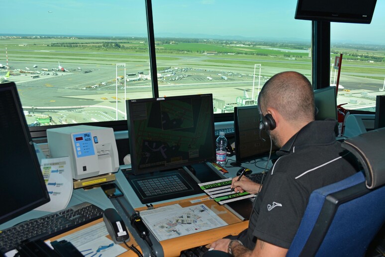 Controllori del traffico aereo al lavoro nella nuova torre di controllo Enav di Fiumicino in una foto d 'archivio - RIPRODUZIONE RISERVATA