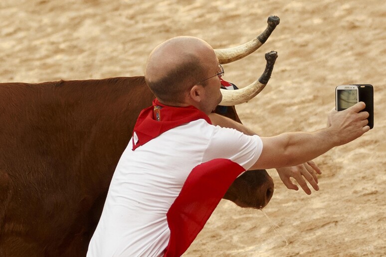 Un selfie in corsa con il toro durante l 'encierro di San Fermin, Pamplona © ANSA/AP