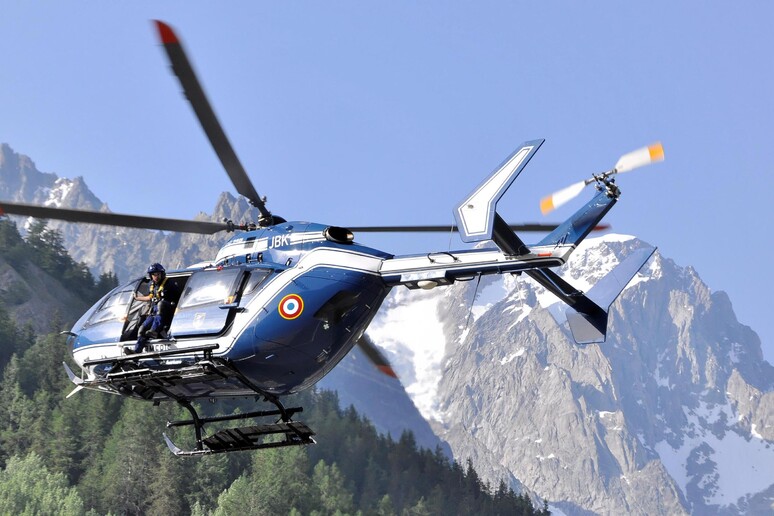 Courmayeur (Aosta), un elicottero in missione di soccorso. Foto di archivio - RIPRODUZIONE RISERVATA