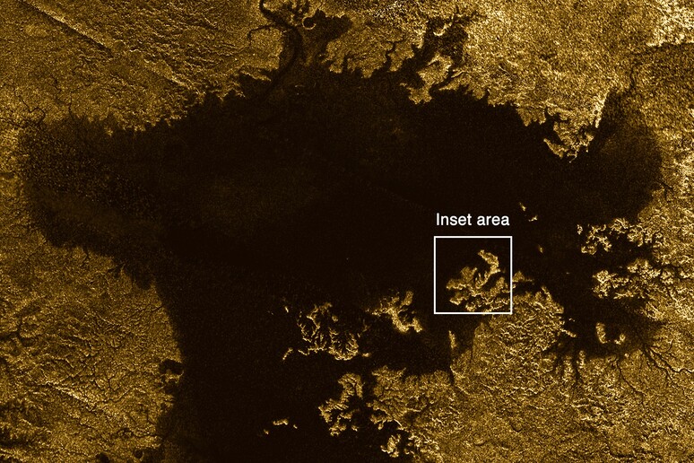 Particolare della superficie della più grande luna di Saturno, Titano. Dal mare Ligeia si diramano fiumi di idrocarburi che scorrono in canyon profondissimi (fonte: NASA/JPL-Caltech/ASI) - RIPRODUZIONE RISERVATA