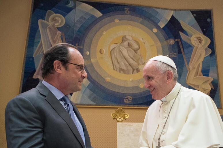 Francois Hollande incontra Papa Francesco (ANSA/L 'Osservatore romano) - RIPRODUZIONE RISERVATA