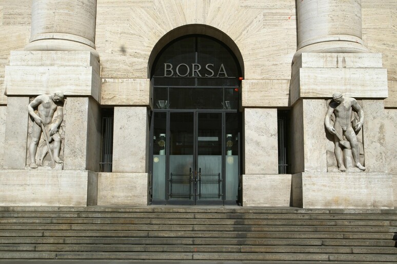 La sede della Borsa a Milano - RIPRODUZIONE RISERVATA
