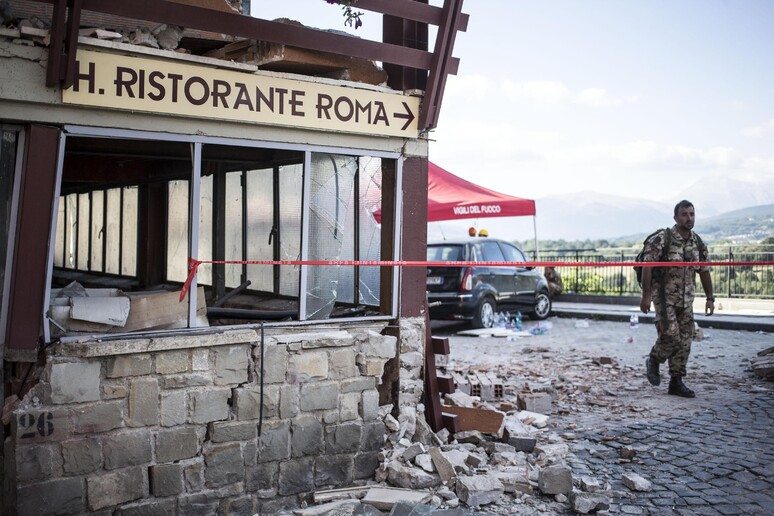 Sisma: crollo Hotel Roma a Amatrice, almeno 2 morti - RIPRODUZIONE RISERVATA