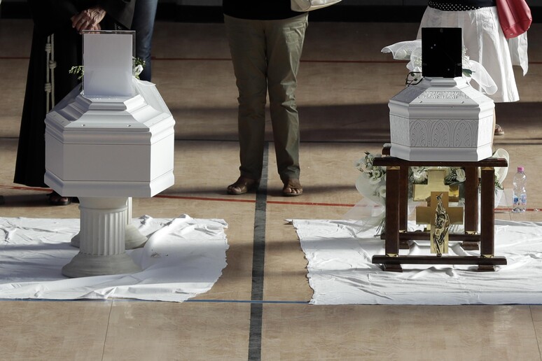Bare bianche ai funerali ad Ascoli Piceno © ANSA/AP