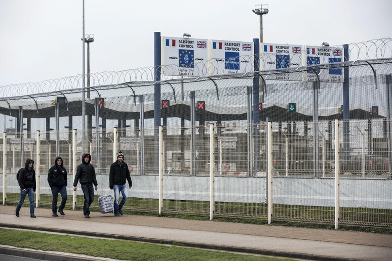 Immigrati fermi a Calais © ANSA/EPA