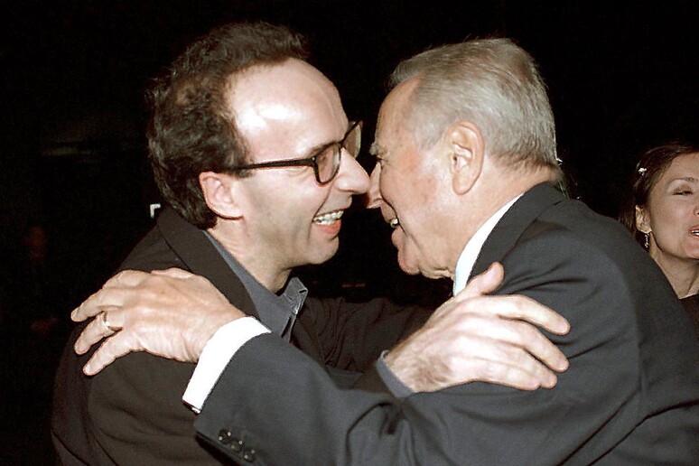 Carlo Azeglio Ciampi con Roberto Benigni in una foto d 'archivio del 4 ottobre 2002 - RIPRODUZIONE RISERVATA