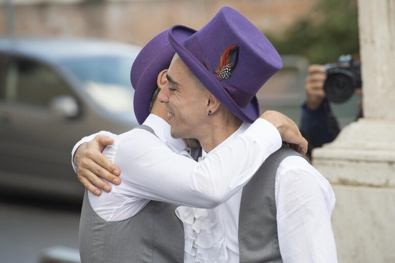 Coppia gay a Roma -     RIPRODUZIONE RISERVATA