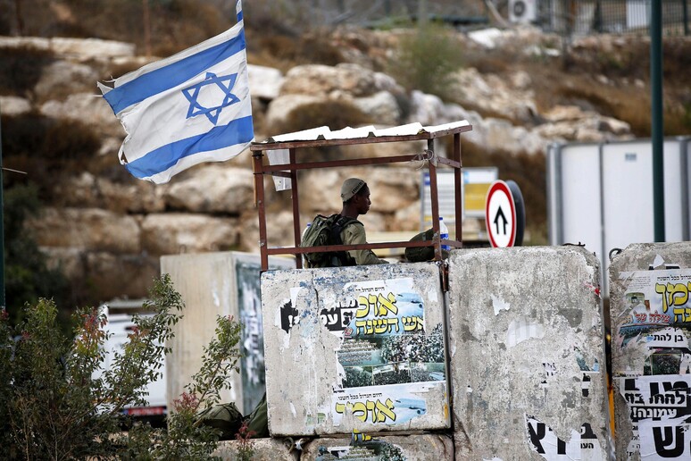 L 'ingresso dell 'insediamento ebraico di Kiryat Arba, presso Hebron in Cisgiordania © ANSA/EPA