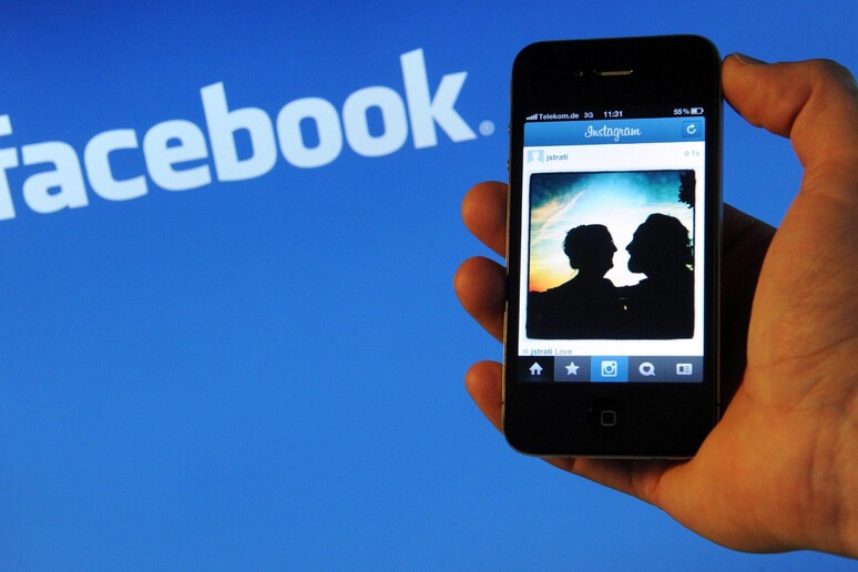 Facebook, sospeso l 'uso dei dati WhatsApp per la pubblicità in Ue - RIPRODUZIONE RISERVATA