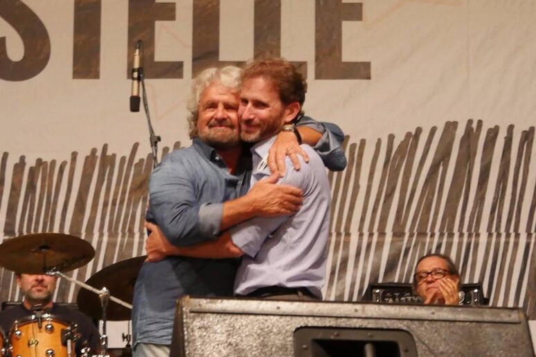 Beppe Grillo e Davide Casaleggio abbracciati sul palco della festa M5s a Palermo - RIPRODUZIONE RISERVATA