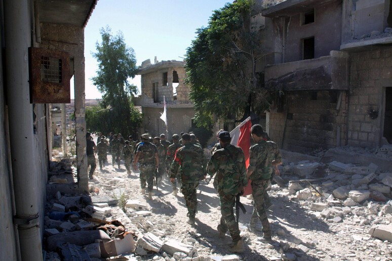 Soldati siriani ad Handarat in una foto fornita dall 'agenzia Sana © ANSA/EPA