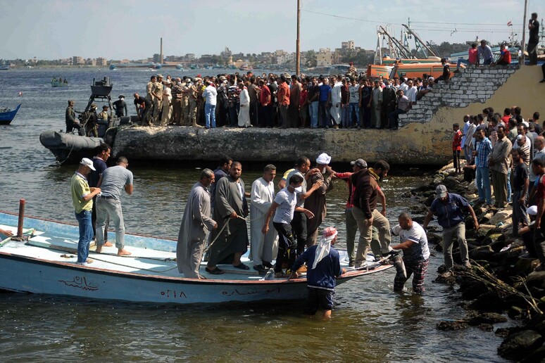 Pescatori riportano in porto i corpi di vittime del naufragio di mercoledì scorso davanti alle coste dell 'Egitto © ANSA/EPA