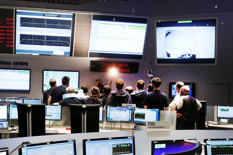 La sala di controllo dell 'Esa a Darmstadt, in Germania (ANSA/AP Photo/Michael Probst) © ANSA/AP