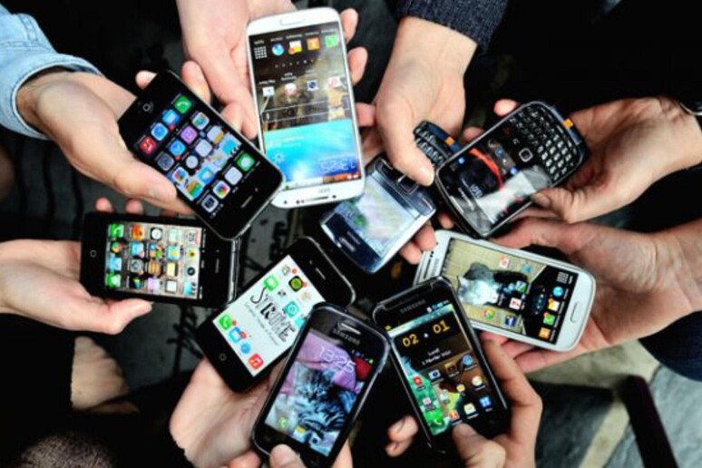 A 10 anni da lancio, smartphone sono  'saturi ' (CREDIT: FOTO DAL SITO MAKEMEFEED.COM) - RIPRODUZIONE RISERVATA