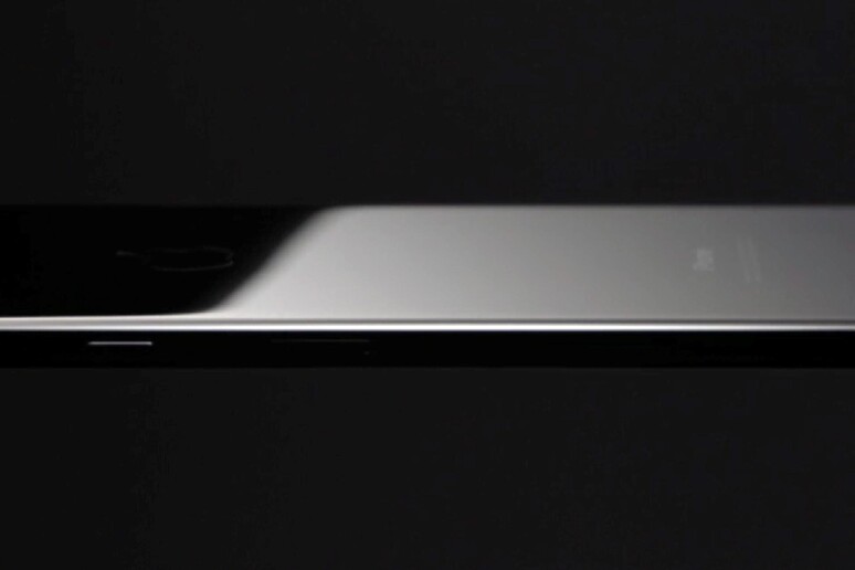 iPhone8, spunta doppia fotocamera frontale - RIPRODUZIONE RISERVATA