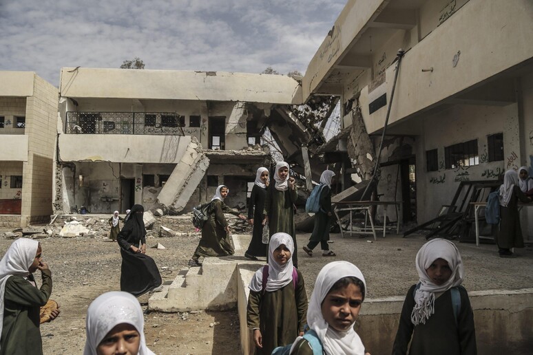Ragazzine yemenite in una scuola distrutta da un bombardamento saudita -     RIPRODUZIONE RISERVATA