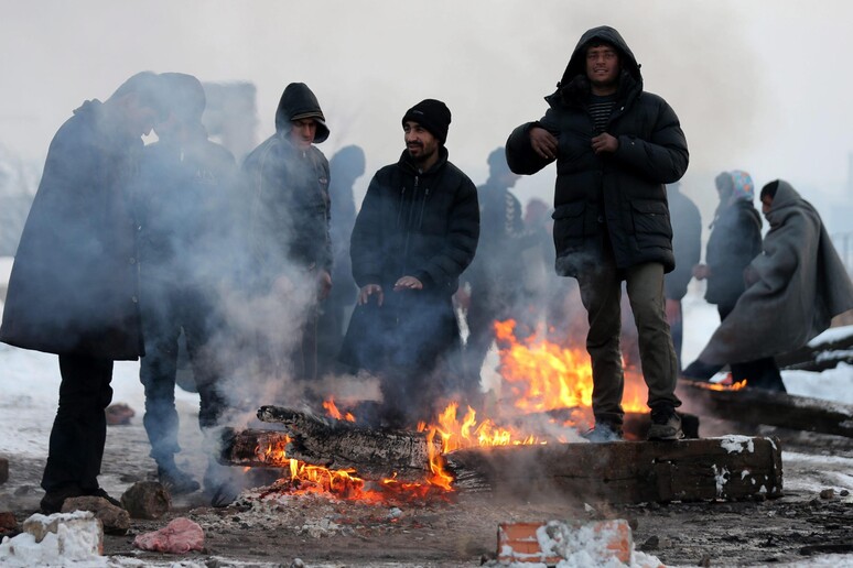 Migranti al gelo: piano Serbia per trasferirli in ex caserme © ANSA/EPA