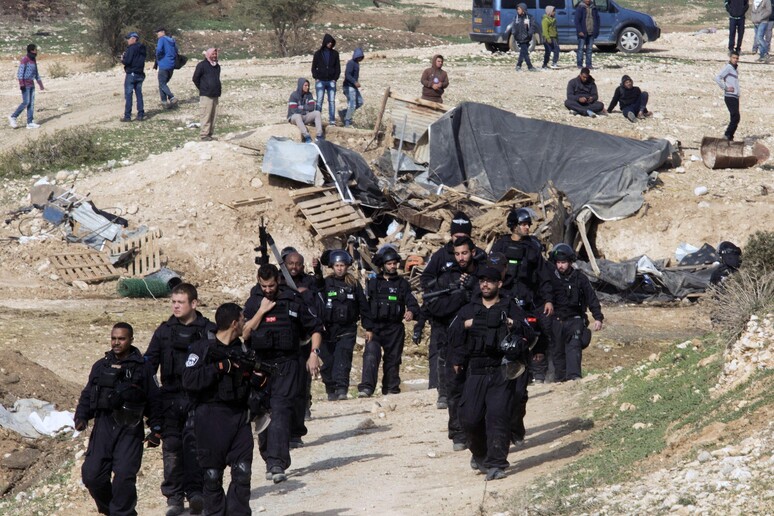 Incidenti tra polizia e abitanti durante la demolizione di case abusive nel villaggio beduino di Um el-Hiran, nel Neghev © ANSA/EPA