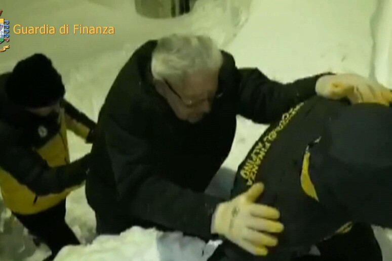 Un frame di un video della Guardia di Finanza mostra i soccorritori giunti all 'hotel Rigopiano - RIPRODUZIONE RISERVATA