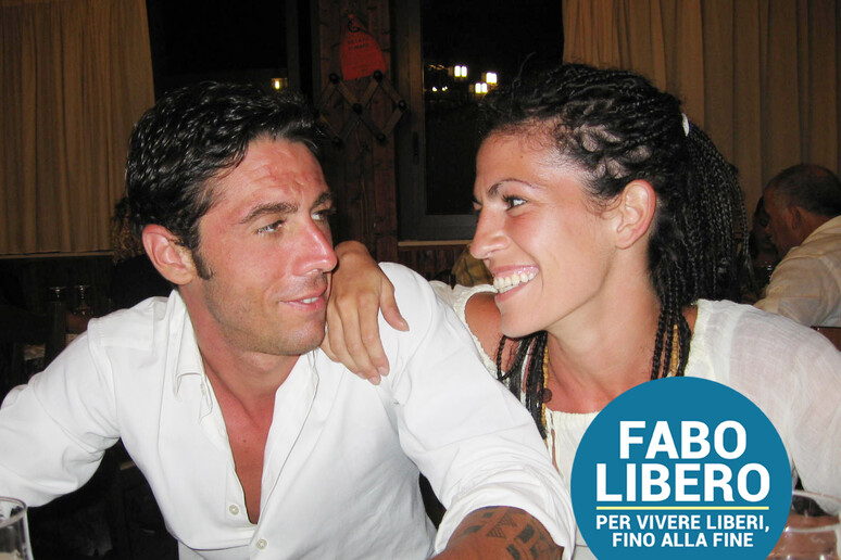 Dj Fabo assieme alla fidanzata Valeria che gli sta prestando la voce nel video-appello - RIPRODUZIONE RISERVATA