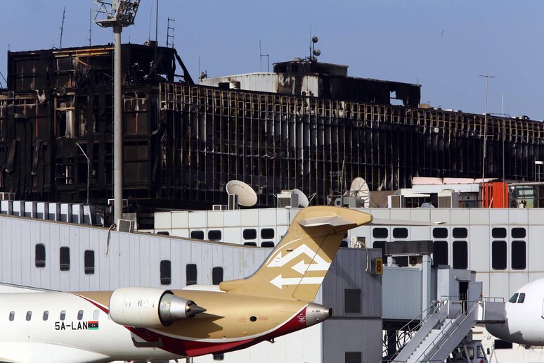 L 'aeroporto internazionale di Tripoli danneggiato dagli scontri tra milizie nel luglio del 2014 -     RIPRODUZIONE RISERVATA