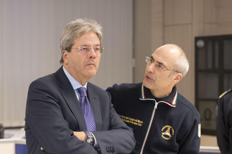 Il presidente del Consiglio Paolo Gentiloni con il capo della Protezione Civile Fabrizio Curcio - RIPRODUZIONE RISERVATA