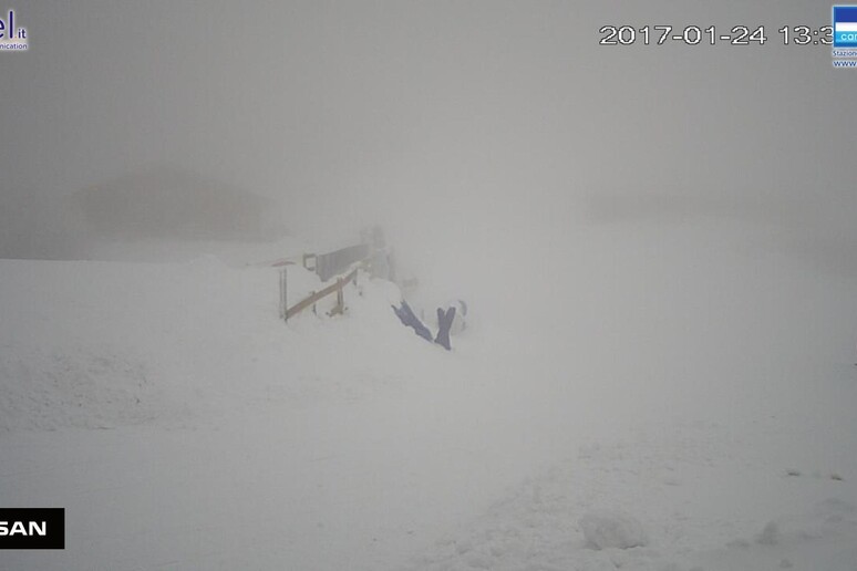 Il fermo immagine tratto dalla webcam di Campo Felice mostra la fitta coltre di nebbia sulla  stazione sciistica - RIPRODUZIONE RISERVATA