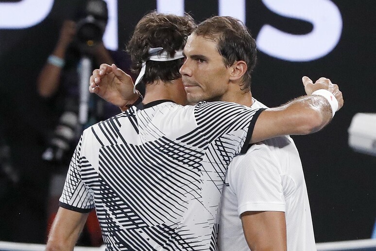 L 'abbraccio tra Roger Federer e Rafa Nadal al termine della finale degli Australian Open © ANSA/AP