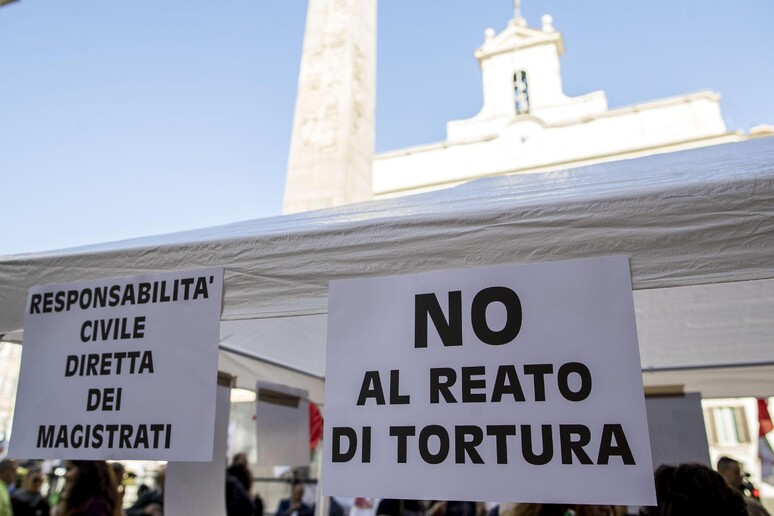 Un momento della manifestazione del sindacato dei celerini a Montecitorio contro il reato di  tortura, Roma, 11 ottobre 2017 - RIPRODUZIONE RISERVATA