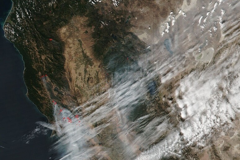 Gli incendi fotografati dal satellite Suomi NPP della Nasa e Noaa (fonte: NASA/Goddard, Lynn Jenner / CAL fire website) - RIPRODUZIONE RISERVATA