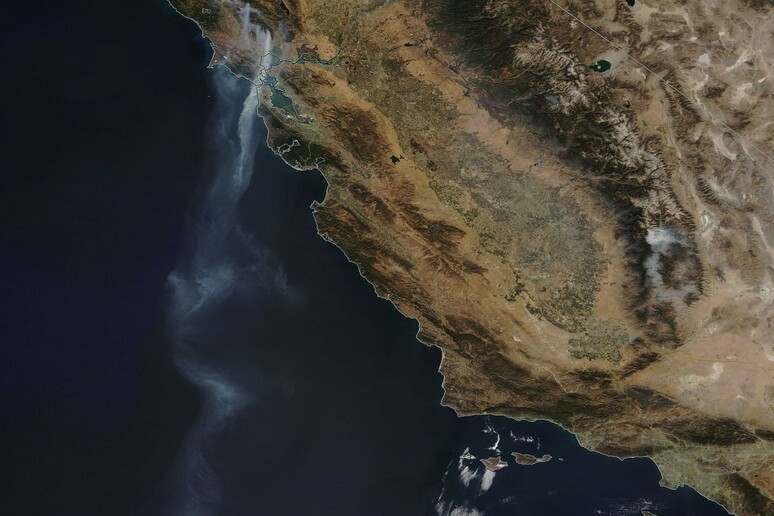 La scia di fumo fotografata dallo spazio (fonte: NASA image courtesy Jeff Schmaltz, MODIS Rapid Response Team) - RIPRODUZIONE RISERVATA