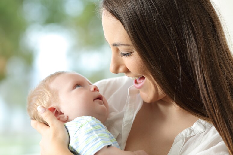 Il  'baby talk ', modo di parlare ai bimbi è universale - RIPRODUZIONE RISERVATA