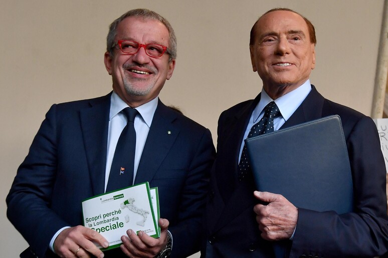 Silvio Berlusconi e Roberto Maroni alla conferenza stampa sul referendum - RIPRODUZIONE RISERVATA