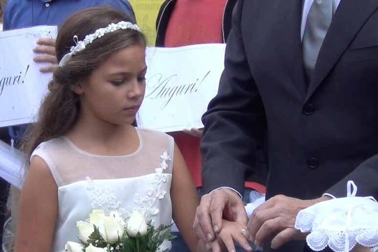 Finto matrimonio durante una manifestazione organizzata da Amnesty International a Roma contro il fenomeno delle spose bambine (archivio) -     RIPRODUZIONE RISERVATA