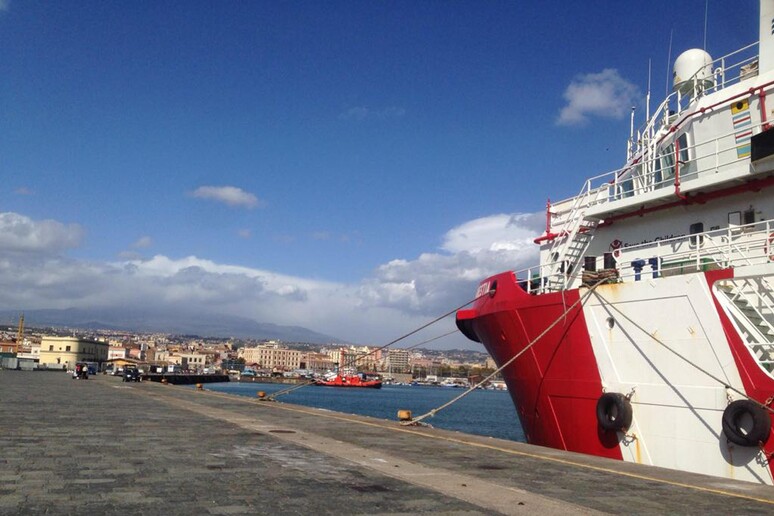 La nave di Save the Children impegnata nelle operazioni di soccorso ai  migranti nel Mediterraneo - RIPRODUZIONE RISERVATA