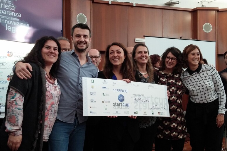 Il gruppo di ricercatori del progetto HoMoLoG, che si è aggiudicato il primo premio (fonte: Start Cup Lazio 2017) - RIPRODUZIONE RISERVATA