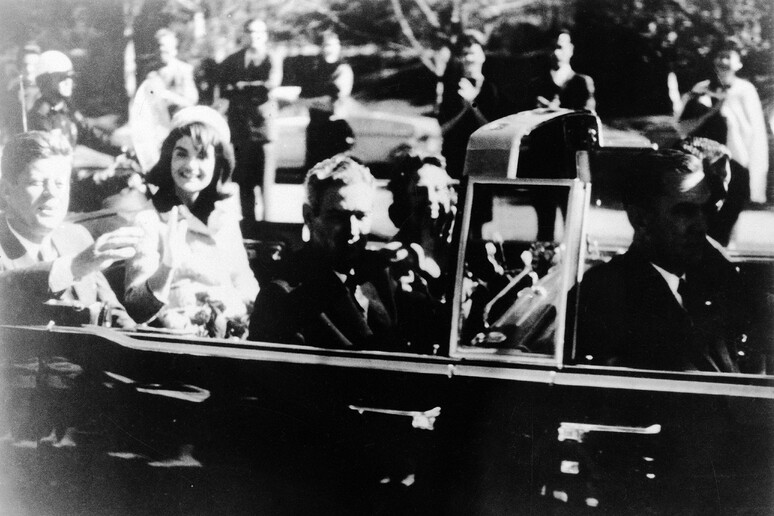 Kennedy sulla limousine con Jacqueline (Warren Commission via AP) © ANSA/AP