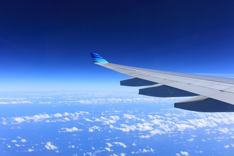 Il cervello impara a vincere la paura dell 'aereo, c 'è anche il volo di prova (fonte: pixabay) - RIPRODUZIONE RISERVATA