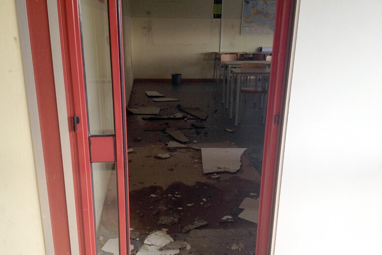 Interni liceo Sassari chiuso a causa del crollo delle controsoffittature in diverse aule, 17 Gennaio 2015 - RIPRODUZIONE RISERVATA