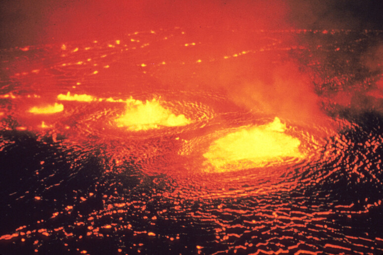 L 'eruzione del vulcano Kilauea, nelle isole Hawaii, il 31 maggio 1954 - RIPRODUZIONE RISERVATA