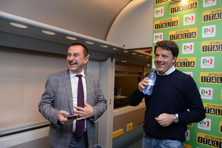 Matteo Renzi con Ettore Rosato sul treno del Pd - RIPRODUZIONE RISERVATA
