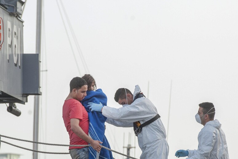 Una bimba superstite del naufragio del 2013 © ANSA/EPA