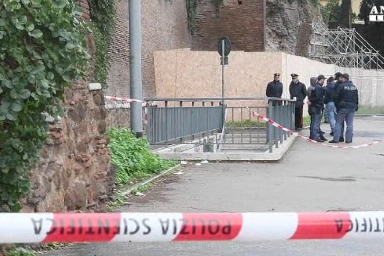 Donna trovata morta in un sottopasso a Roma, era nuda - RIPRODUZIONE RISERVATA