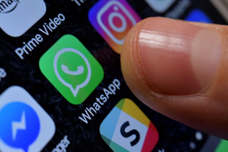 WhatsApp, contro fake news limita l 'inoltro a 5 destinatari - RIPRODUZIONE RISERVATA