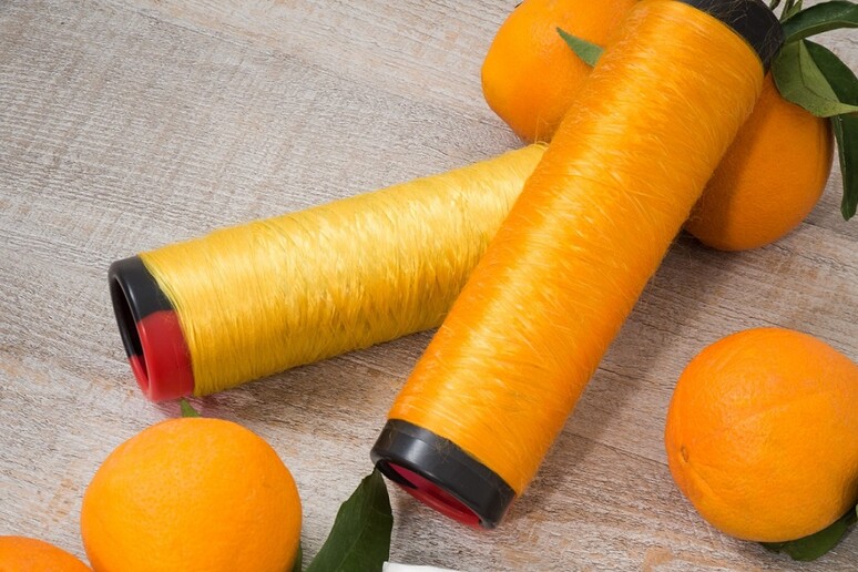 Dagli scarti delle arance i filati per una moda più sostenibile (fonte: Orange Fiber) - RIPRODUZIONE RISERVATA