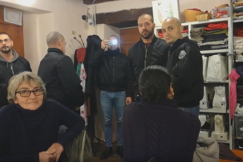 Irruzione di naziskin a una riunione sui migranti a Como - RIPRODUZIONE RISERVATA