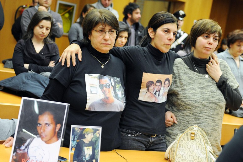 I parenti delle vittime della Thyssenkrupp durante la lettura della sentenza del processo d 'Appello in Tribunale a Torino il 28 febbraio 2013 - RIPRODUZIONE RISERVATA