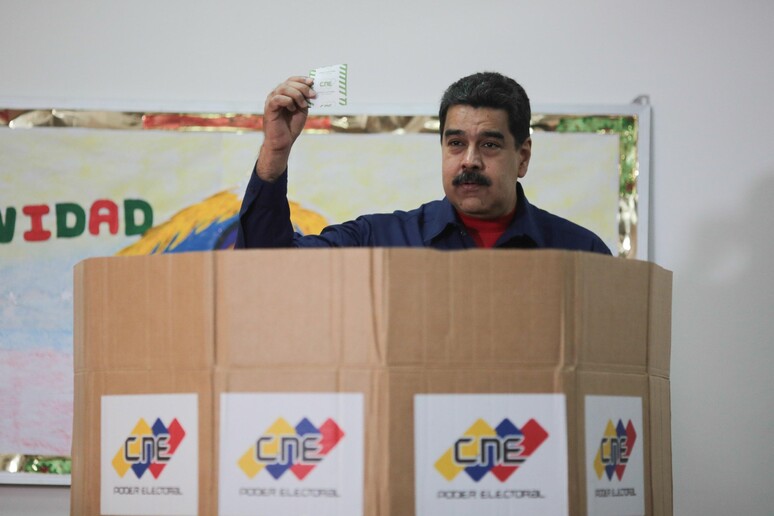 Nicolas Maduro al seggio © ANSA/EPA