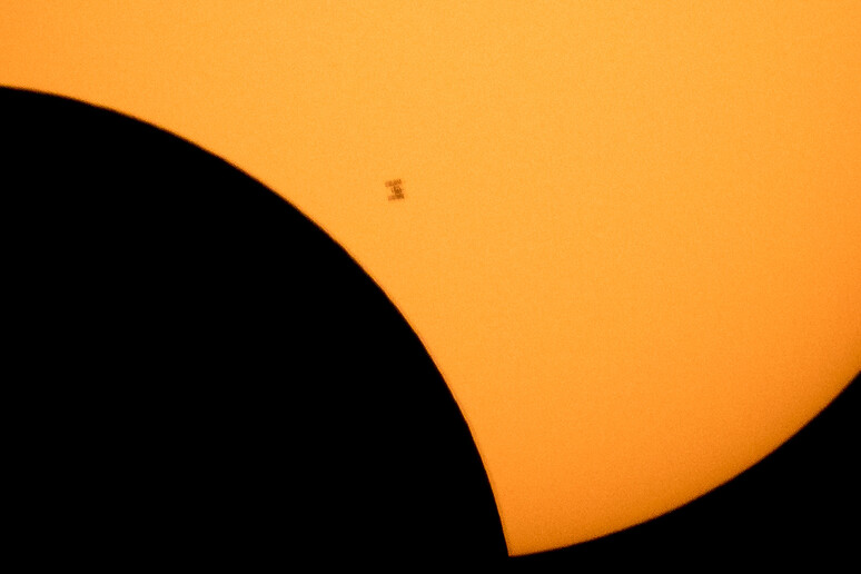 L 'ombra della Stazione Spaziale contro il Sole, mentre la Luna sorge durante l 'eclissi del 21 agosto 2017 (fonte: NASA/Bill Ingalls) - RIPRODUZIONE RISERVATA