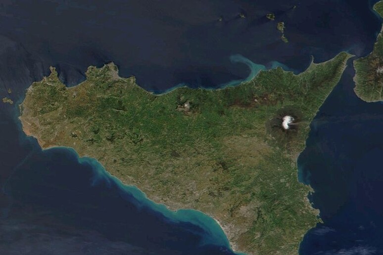 La Sicilia vista dallo spazio (fonte: NASA) - RIPRODUZIONE RISERVATA
